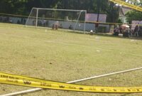 Garis polisi dipasang di pinggir lapangan di turnamen sepak bola anak Endang Witarsa Soccer School sebagai pembatas dengan penonton, Minggu (15/9/24)