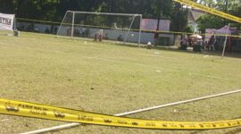 Garis polisi dipasang di pinggir lapangan di turnamen sepak bola anak Endang Witarsa Soccer School sebagai pembatas dengan penonton, Minggu (15/9/24)