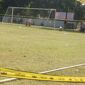 Garis polisi dipasang di pinggir lapangan di turnamen sepak bola anak Endang Witarsa Soccer School sebagai pembatas dengan penonton, Minggu (15/9/24)