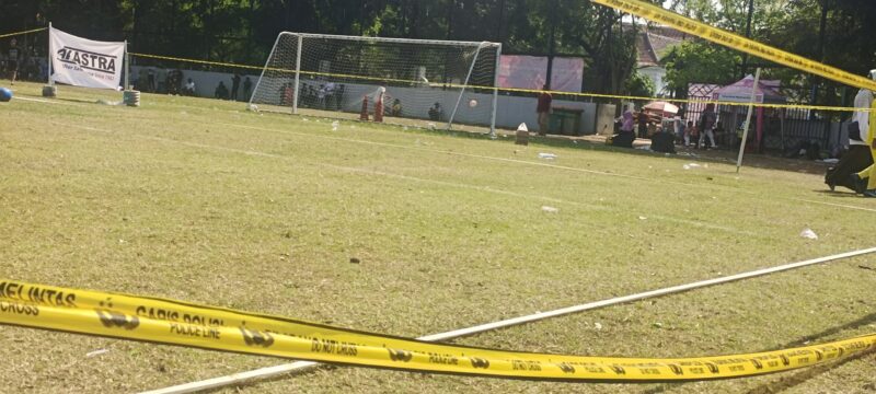 Garis polisi dipasang di pinggir lapangan di turnamen sepak bola anak Endang Witarsa Soccer School sebagai pembatas dengan penonton, Minggu (15/9/24)
