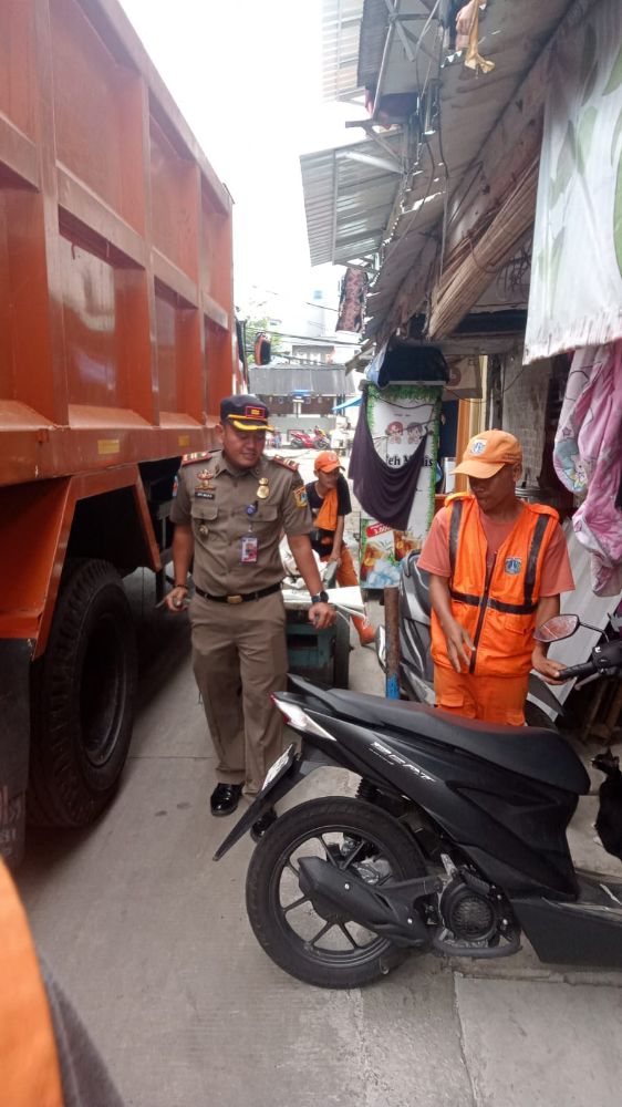 Kasatgas Pol PP Kel Jembatan Besi, Apit AM saat membantu pembersihan puing dan sampah rumah warga ynh roboh. Kasatgas Pol PP Kel Jembatan Besi, Apit AM saat membantu pembersihan puing dan sampah rumah warga ynh roboh.