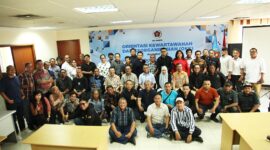 Keterangan foto/video: Beberapa momen kegiatan sesi pertama OKK Angkatan ke-18 PWI Jaya Tahun 2024, Kamis (10/10) di Markas, yang diakhiri dengan foto bersama seluruh peserta dan pengurus. (Foto: PWI Jaya/Joko 'Dolok' Prayitno).