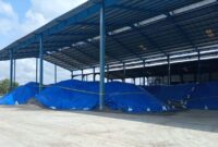 Gudang penyimpan pasir zirkon tak berizin milik PT. Juan Guan Internasional di Km 42 jurusan Palangka - Tangkiling/Kasongan, Kalimantan Tengah disegel petugas.