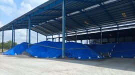 Gudang penyimpan pasir zirkon tak berizin milik PT. Juan Guan Internasional di Km 42 jurusan Palangka - Tangkiling/Kasongan, Kalimantan Tengah disegel petugas.