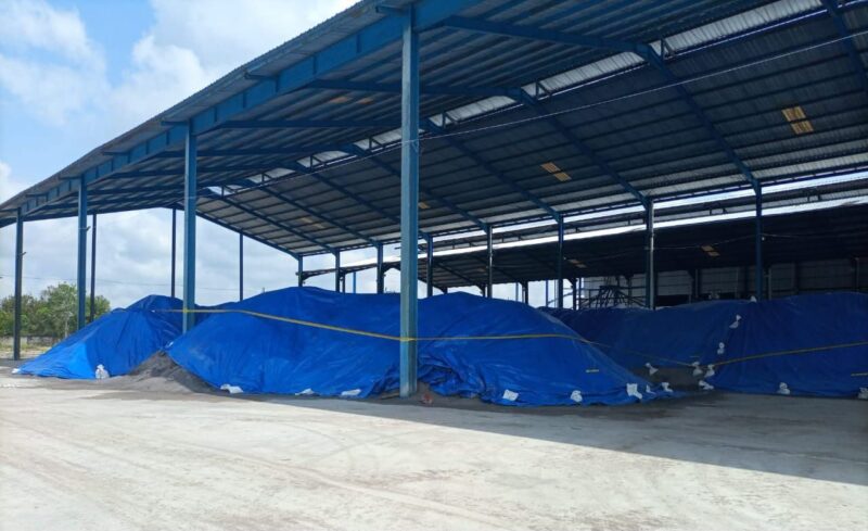 Gudang penyimpan pasir zirkon tak berizin milik PT. Juan Guan Internasional di Km 42 jurusan Palangka - Tangkiling/Kasongan, Kalimantan Tengah disegel petugas.