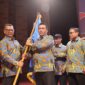 Menerima bendera Pataka Persatuan Wartawan Indonesia untuk dikibarkan dari ketua PWI DKI Jakarta Kesit B Handoyo
