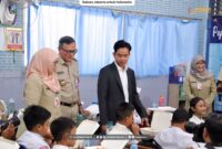 Wali Kota Administrasi Jakarta Pusat Dhany Sukma mendampingi Wakil Presiden (Wapres) RI Gibran Rakabuming Raka