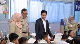 Wali Kota Administrasi Jakarta Pusat Dhany Sukma mendampingi Wakil Presiden (Wapres) RI Gibran Rakabuming Raka