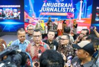 Foto Ketua PWI DKI Jakarta bersama Team Panitia pelaksanaan Anugerah Jurnalistik