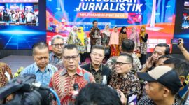 Foto Ketua PWI DKI Jakarta bersama Team Panitia pelaksanaan Anugerah Jurnalistik