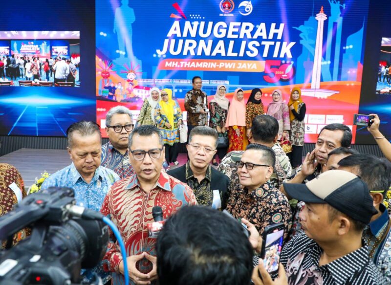 Foto Ketua PWI DKI Jakarta bersama Team Panitia pelaksanaan Anugerah Jurnalistik