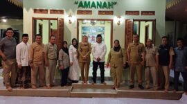 Lurah berserta jajaran foto bersama dengan RT 07 terpilih dan pak RW 04 Aman