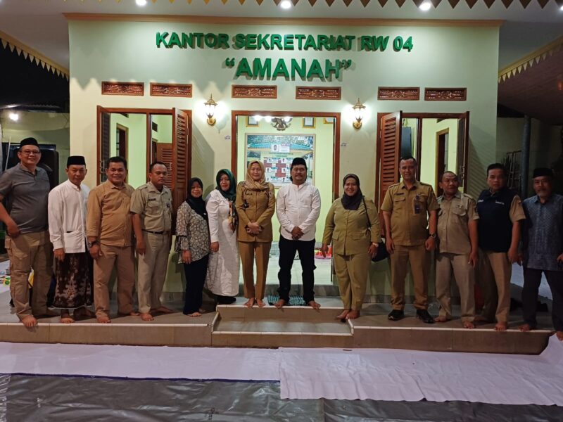 Lurah berserta jajaran foto bersama dengan RT 07 terpilih dan pak RW 04 Aman