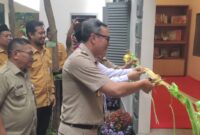 Doktor Dhany Sukma Gunting Pita Peresmian Cafe Distabilitas 