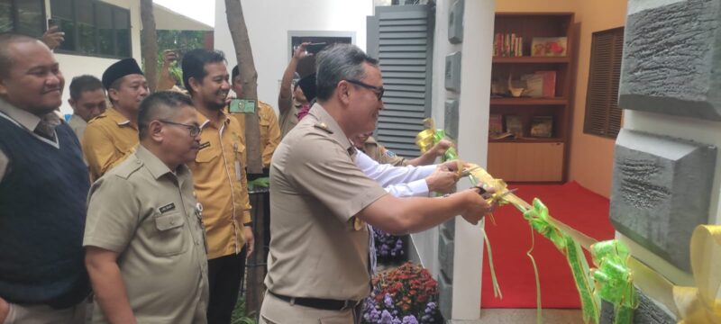 Doktor Dhany Sukma Gunting Pita Peresmian Cafe Distabilitas 