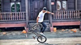 Juara Dunia Freestyler BMX Meriahkan Kick Off HPN 2025 di Anjungan Riau TMII