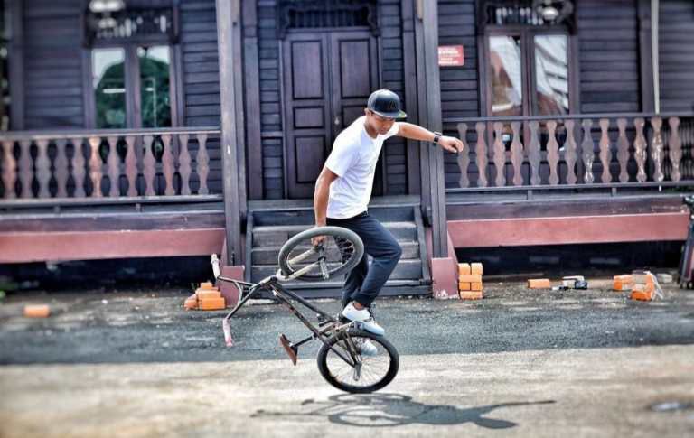 Juara Dunia Freestyler BMX Meriahkan Kick Off HPN 2025 di Anjungan Riau TMII