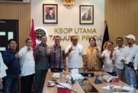 Caption foto: Kepala KSOP Tanjung Priok, M Takwin Masuku dan staf  bersama Ketua PWI Jaya Kesit Budi Handoyo berserta pengurus harian dan Pokja PWI Walikota Jakarta Utara