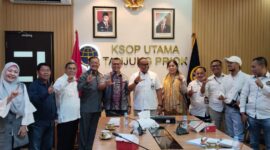 Caption foto: Kepala KSOP Tanjung Priok, M Takwin Masuku dan staf  bersama Ketua PWI Jaya Kesit Budi Handoyo berserta pengurus harian dan Pokja PWI Walikota Jakarta Utara