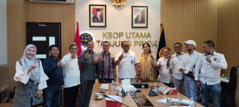 Caption foto: Kepala KSOP Tanjung Priok, M Takwin Masuku dan staf  bersama Ketua PWI Jaya Kesit Budi Handoyo berserta pengurus harian dan Pokja PWI Walikota Jakarta Utara