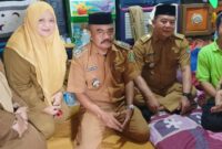 Foto: Camat Bekasi Barat Ridwan AS bersama Lurah Bintara Achmad Supriatna mengunjungi Zahira Haya Fanita, balita berusia satu tahun yang didiagnosis menderita Atresia Bilier (AB)