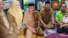 Foto: Camat Bekasi Barat Ridwan AS bersama Lurah Bintara Achmad Supriatna mengunjungi Zahira Haya Fanita, balita berusia satu tahun yang didiagnosis menderita Atresia Bilier (AB)