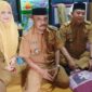 Foto: Camat Bekasi Barat Ridwan AS bersama Lurah Bintara Achmad Supriatna mengunjungi Zahira Haya Fanita, balita berusia satu tahun yang didiagnosis menderita Atresia Bilier (AB)