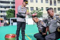 Foto: Kado Tahun Baru: 145 Personel Polres Metro Jakarta Barat Naik Pangkat, Tradisi Penyiraman Air hingga Tumpeng Warnai Upacara
