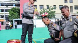 Foto: Kado Tahun Baru: 145 Personel Polres Metro Jakarta Barat Naik Pangkat, Tradisi Penyiraman Air hingga Tumpeng Warnai Upacara