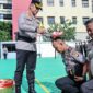 Foto: Kado Tahun Baru: 145 Personel Polres Metro Jakarta Barat Naik Pangkat, Tradisi Penyiraman Air hingga Tumpeng Warnai Upacara