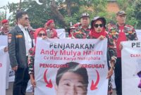 Foto:
Ratusan anggota Laskar Merah Putih menggeruk 

Pengadilan Negeri Bandar Lampung, Prov. Lampung, Kamis (9/1/2025).