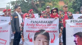 Foto:
Ratusan anggota Laskar Merah Putih menggeruk 

Pengadilan Negeri Bandar Lampung, Prov. Lampung, Kamis (9/1/2025).