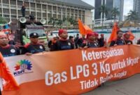 Foto: Buruh Konfederasi Serikat Pekerja Indonesia (KSPI) menggeruduk Kantor Kementerian Energi dan Sumber Daya Mineral (ESDM) Jakarta, Rabu (5/2/2025), memprotes kelangkaan gas 3 Kg.