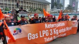 Foto: Buruh Konfederasi Serikat Pekerja Indonesia (KSPI) menggeruduk Kantor Kementerian Energi dan Sumber Daya Mineral (ESDM) Jakarta, Rabu (5/2/2025), memprotes kelangkaan gas 3 Kg.