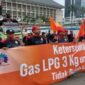 Foto: Buruh Konfederasi Serikat Pekerja Indonesia (KSPI) menggeruduk Kantor Kementerian Energi dan Sumber Daya Mineral (ESDM) Jakarta, Rabu (5/2/2025), memprotes kelangkaan gas 3 Kg.