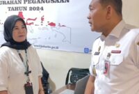 Foto: Wali Kota sedang bersama petugas dukcapil kelurahan Pegangsaan 