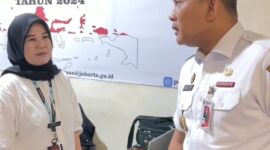 Foto: Wali Kota sedang bersama petugas dukcapil kelurahan Pegangsaan 
