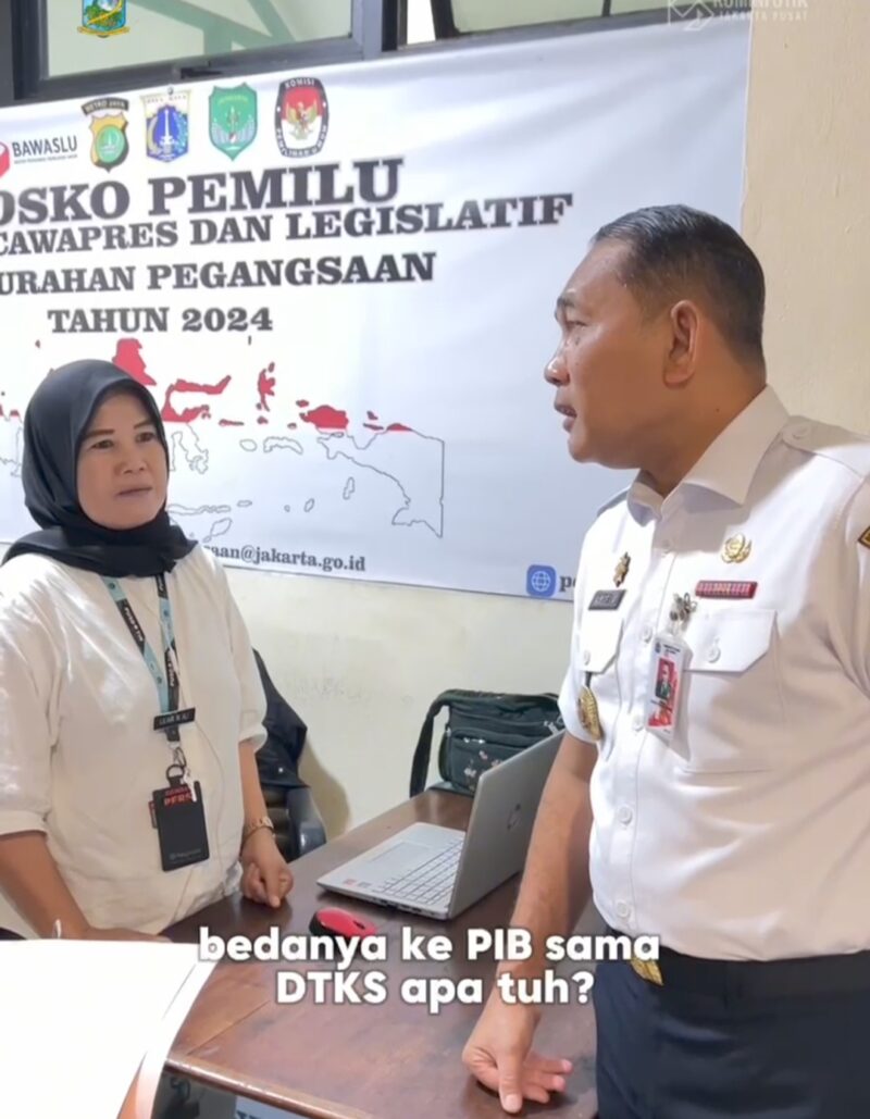 Foto: Wali Kota sedang bersama petugas dukcapil kelurahan Pegangsaan 
