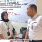 Foto: Wali Kota sedang bersama petugas dukcapil kelurahan Pegangsaan 