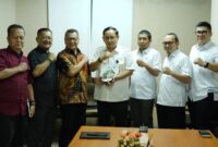 Foto: Ketua PWI Jaya Kesit B Handoyo menerima cinderamata dari Dirut Perumda Pasar Jaya Agus Himawan.