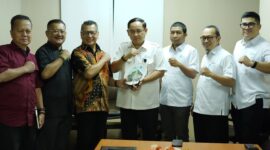 Foto: Ketua PWI Jaya Kesit B Handoyo menerima cinderamata dari Dirut Perumda Pasar Jaya Agus Himawan.