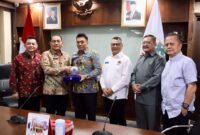 Foto: Drs.Arifin M.A.P Wali Kota Jakpus, Aspem Denny Ramdany, Ketua Pokja PWI Wali Kota Jakpus Helmi AR, Ketua PWI DKI Jakarta Kesit Budi Handoyo, Sekertaris PWI DKI Jakarta Arman Suparman S.H MH.,  Deputi Bidang Antar Lembaga PWI DKI Jakarta TB.Adhi S.H