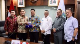 Foto: Drs.Arifin M.A.P Wali Kota Jakpus, Aspem Denny Ramdany, Ketua Pokja PWI Wali Kota Jakpus Helmi AR, Ketua PWI DKI Jakarta Kesit Budi Handoyo, Sekertaris PWI DKI Jakarta Arman Suparman S.H MH.,  Deputi Bidang Antar Lembaga PWI DKI Jakarta TB.Adhi S.H