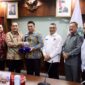 Foto: Drs.Arifin M.A.P Wali Kota Jakpus, Aspem Denny Ramdany, Ketua Pokja PWI Wali Kota Jakpus Helmi AR, Ketua PWI DKI Jakarta Kesit Budi Handoyo, Sekertaris PWI DKI Jakarta Arman Suparman S.H MH.,  Deputi Bidang Antar Lembaga PWI DKI Jakarta TB.Adhi S.H
