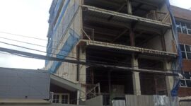 Bangunan berstruktur baja tersebut diketahui menggunakan Izin Mendirikan Bangunan (IMB) tahun 2019 yang hanya mengizinkan pembangunan lima lantai. Namun, pantauan di lapangan menunjukkan gedung tersebut telah menjulang hingga 7,5 lantai