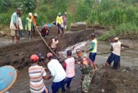 Babinsa Jatinom bergotong-royong dengan warga (Foto: Istimewa)