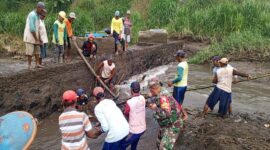 Babinsa Jatinom bergotong-royong dengan warga (Foto: Istimewa)