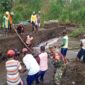 Babinsa Jatinom bergotong-royong dengan warga (Foto: Istimewa)