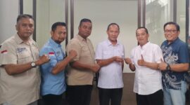 Kepala Kejaksaan Negeri Jakarta Barat, Hendri Antoro, S.Ag., S.H., M.H., secara simbolis menyerahkan kunci ruangan Media Center kepada Mukhlisin Ketua Pokja PWI Kejaksaan dan Pengadilan. 