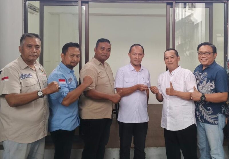 Kepala Kejaksaan Negeri Jakarta Barat, Hendri Antoro, S.Ag., S.H., M.H., secara simbolis menyerahkan kunci ruangan Media Center kepada Mukhlisin Ketua Pokja PWI Kejaksaan dan Pengadilan. 